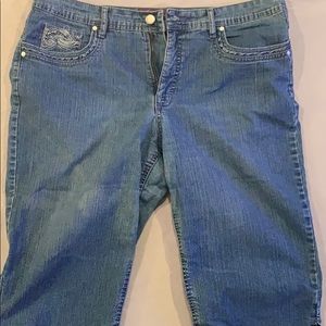 Gloria Vanderbilt  stretch Capri size 16
